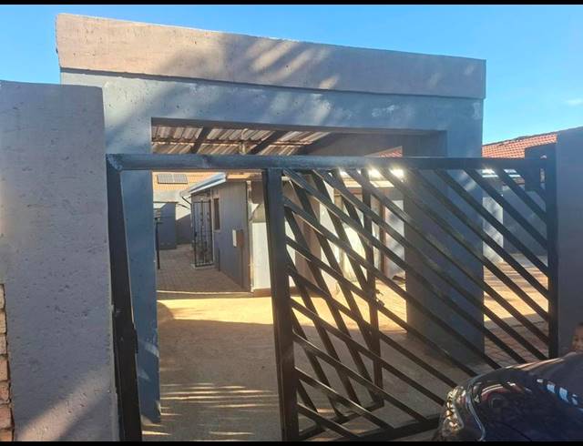 3 BEDROOM HOUSE FOR SALE IN PROTEA NORTH